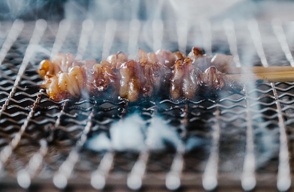 El teppanyaki es un estilo de cocina en el que se utiliza una plancha de hierro para cocinar los alimentos frente a los comensales. La habilidad del chef para manipular y cocinar los ingredientes en la plancha es parte del entretenimiento. En España, los restaurantes de teppanyaki ofrecen una experiencia culinaria interactiva y espectacular, donde los ingredientes simples se transforman en platos deliciosos a través del arte de la cocina en vivo. La sorpresa puede venir de la destreza y el show que el chef realiza, algo no tan habitual en las cocinas tradicionales españolas.