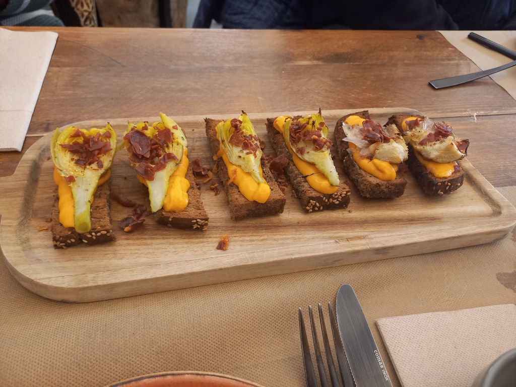 Tostas de porra antequerana con alcachofa y jamón del restaurante Mar de Gloria