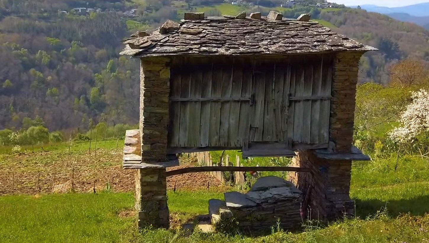 La arquitectura popular de Vilarxubín es un monumento al pasado agrario gallego en el que destacan sus cabazos, una especie de hórreo elevado que hoy día no tiene sentido práctico pero que por si solo justifica la visita a estas remotas tierras custodiadas por el río Eo. Tocar la piedra de una de sus fachadas nos transporta, si cerramos los ojos, a una Galicia rural hecha a base de esfuerzo, de gente clavada en la tierra durante generaciones.