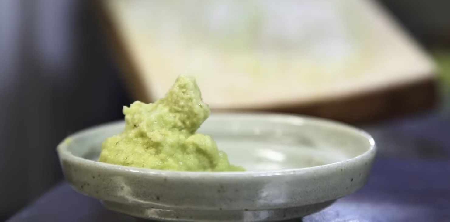 El wasabi, esa pasta verde intensa y picante que acompaña a muchos platos de la cocina japonesa, es mucho más que un simple condimento. Originario de Japón, el wasabi ha trascendido las fronteras de su país natal para convertirse en un ingrediente apreciado mundialmente, tanto por su sabor único como por sus propiedades. Se obtiene de la raíz del Wasabia japonica, una planta que pertenece a la familia del rábano, la col y la mostaza.