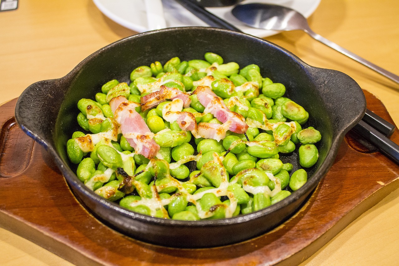 Edamame con panceta y queso