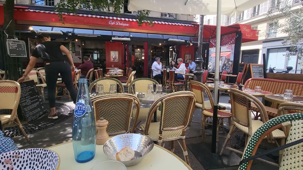 Paris - Bistró - Terraza de un típico bistró parisino en pleno funcionamiento