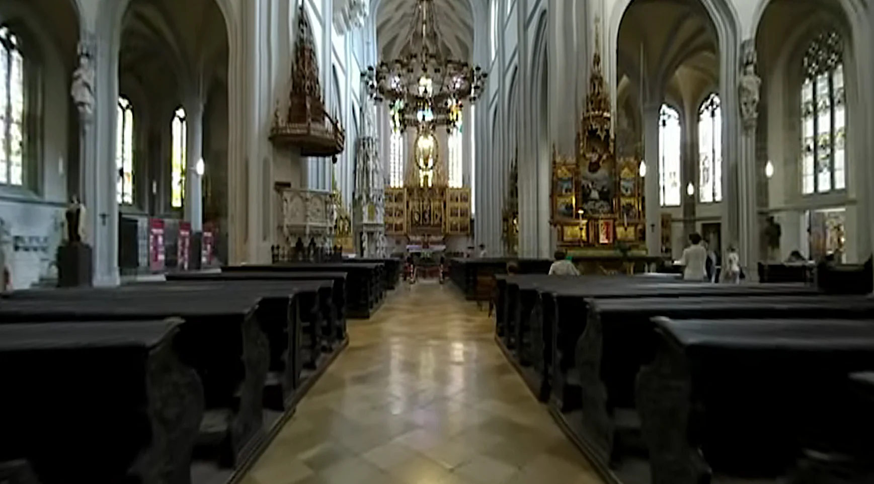 Toda la catedral de Košice está iluminada por grandes vidrieras