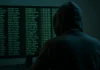 Hacker mirando una pantalla llena de datos personales