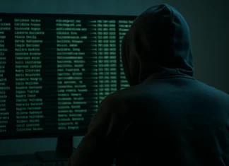 Hacker mirando una pantalla llena de datos personales