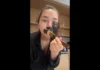 Joven pintándose la cara en un vídeo humorístico con tres millones de reproducciones en Twitter