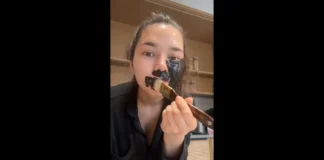 Joven pintándose la cara en un vídeo humorístico con tres millones de reproducciones en Twitter