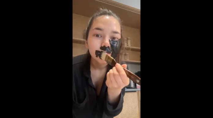 Joven pintándose la cara en un vídeo humorístico con tres millones de reproducciones en Twitter