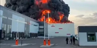 Almacén de Wildberries en San Petersburgo ardiendo tras ser atacado por drones ucranianos.