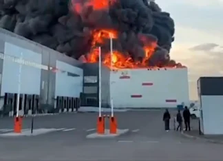 Wildberries ¿y ahora qué? Almacén de Wildberries en San Petersburgo ardiendo tras ser atacado por drones ucranianos.