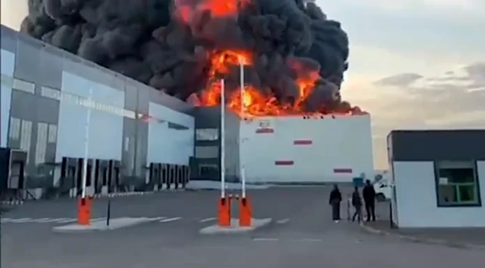 Almacén de Wildberries en San Petersburgo ardiendo tras ser atacado por drones ucranianos.