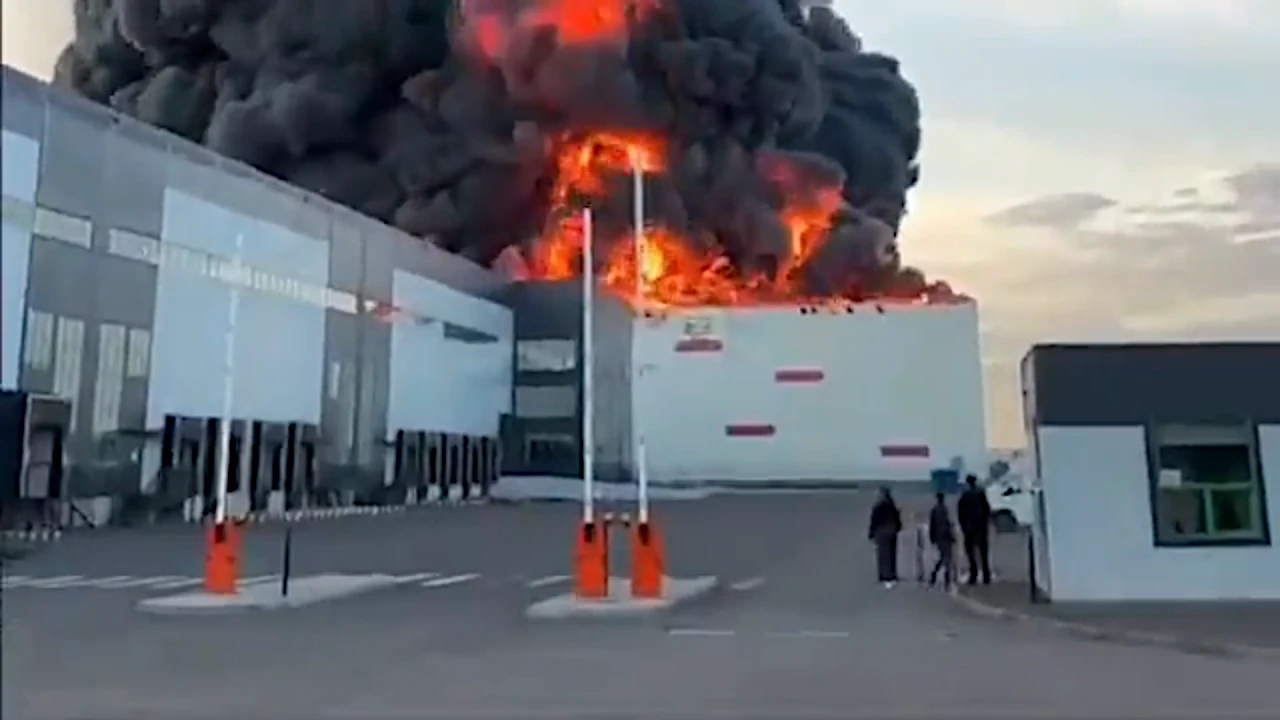 Almacén de Wildberries en San Petersburgo ardiendo tras ser atacado por drones ucranianos.