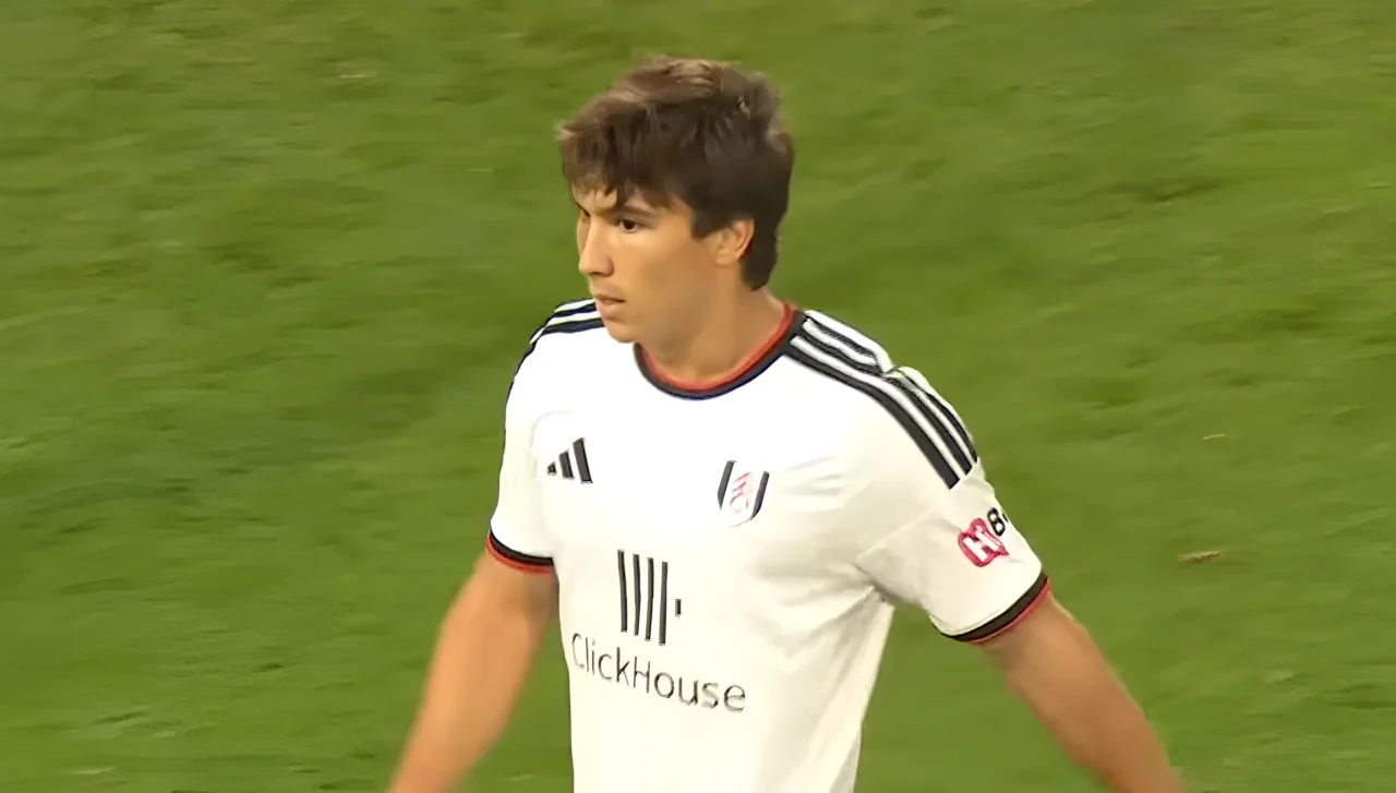 Gonzalo García con la camiseta del Fulham