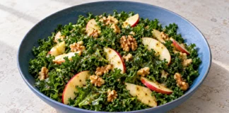 Ensalada de kale (col rizada) con manzana, nueces y vinagreta de miel y mostaza Ensalada de col rizada con manzana, nueces y vinagreta de miel y mostaza