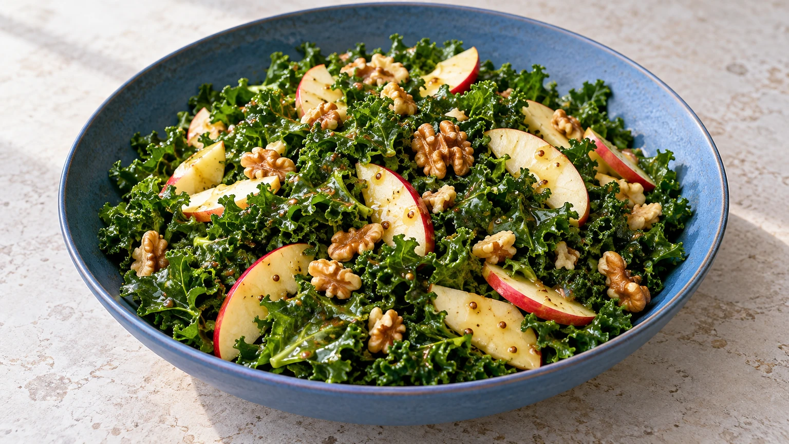 Ensalada de col rizada con manzana, nueces y vinagreta de miel y mostaza
