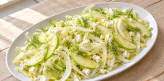 Ensalada de hinojo, manzana y queso feta con un toque de limón