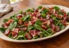 Ensalada de espinacas, uvas y trozos de jamón serrano Ensalada de espinacas, uvas y trozos de jamón serrano