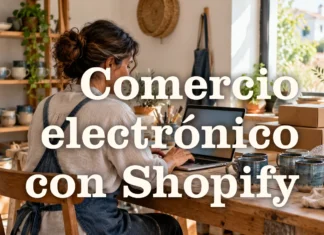 Comercio electrónico con Shopify Profesional de un pequeño taller junto a un portátil, tazas y cajas de envío.