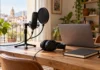 Crea y publica tu primer podcast Micrófono, auriculares y cuaderno en una mesa preparada para grabar un podcast.