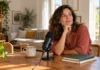 Qué vas a contar y para quién Mujer que prepara la idea de un podcast junto a un micrófono y sus cuadernos.
