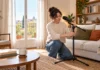 Prepara una habitación que suene mejor Mujer que coloca un micrófono en una habitación amueblada con cortinas.