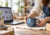 Crea una ficha de producto que permita comprar Taza azul colocada junto a un ordenador para preparar su ficha de producto.