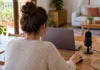 Configura el programa y guarda tu trabajo Persona que configura el equipo de grabación con un micrófono conectado al portátil.