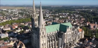 Catedral de Chartres: un laberinto bajo la luz medieval Catedral de Chartres