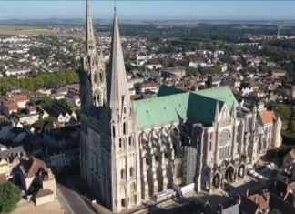 Catedral de Chartres: un laberinto bajo la luz medieval Catedral de Chartres