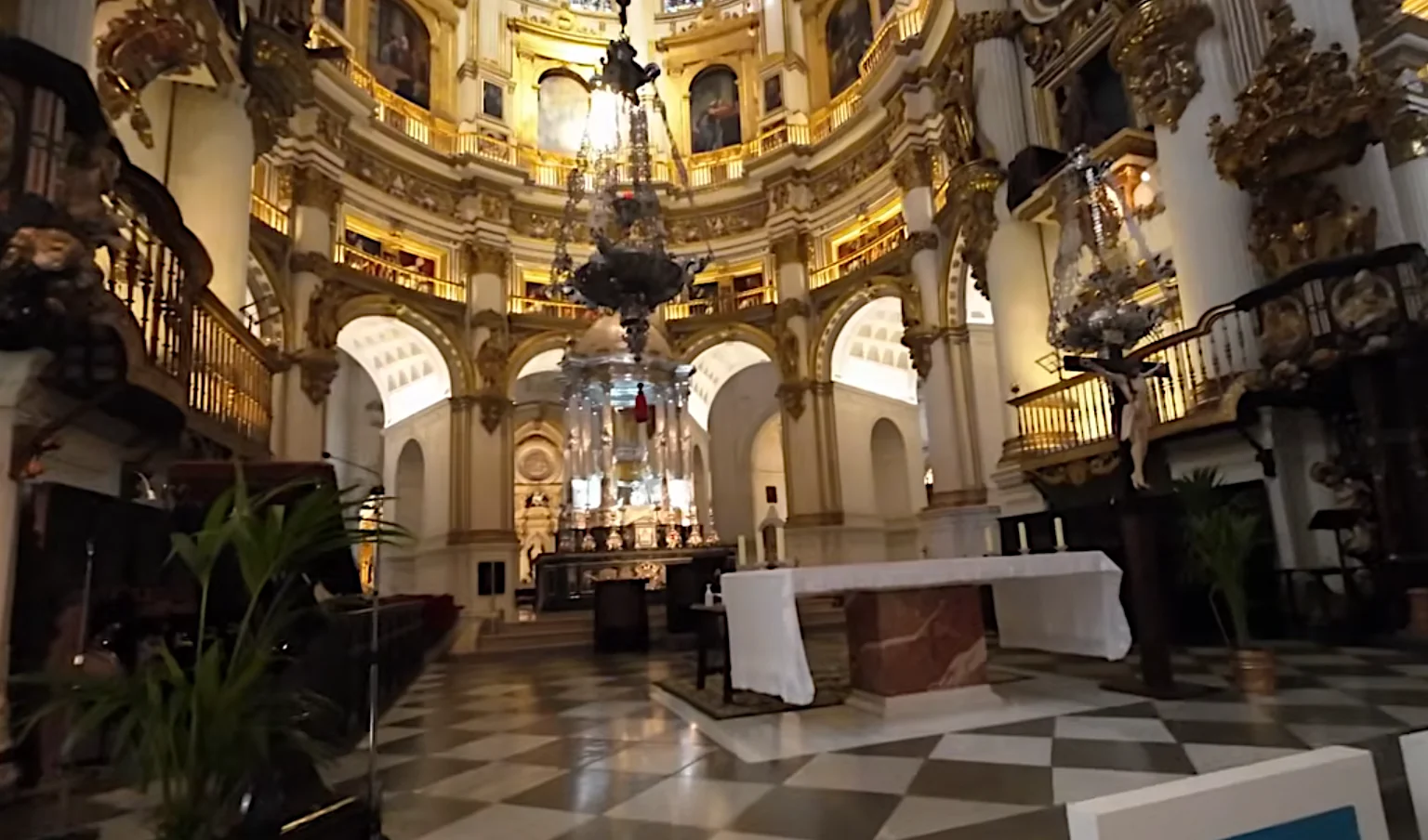 Sobre los grandes arcos que se ven tras el altar mayor deberian haberse instalado los sepulcros de los emperadores