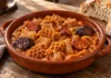 Callos a la madrileña Callos de ternera con textura de panal, chorizo y morcilla en salsa roja de pimentón dentro de una cazuela.