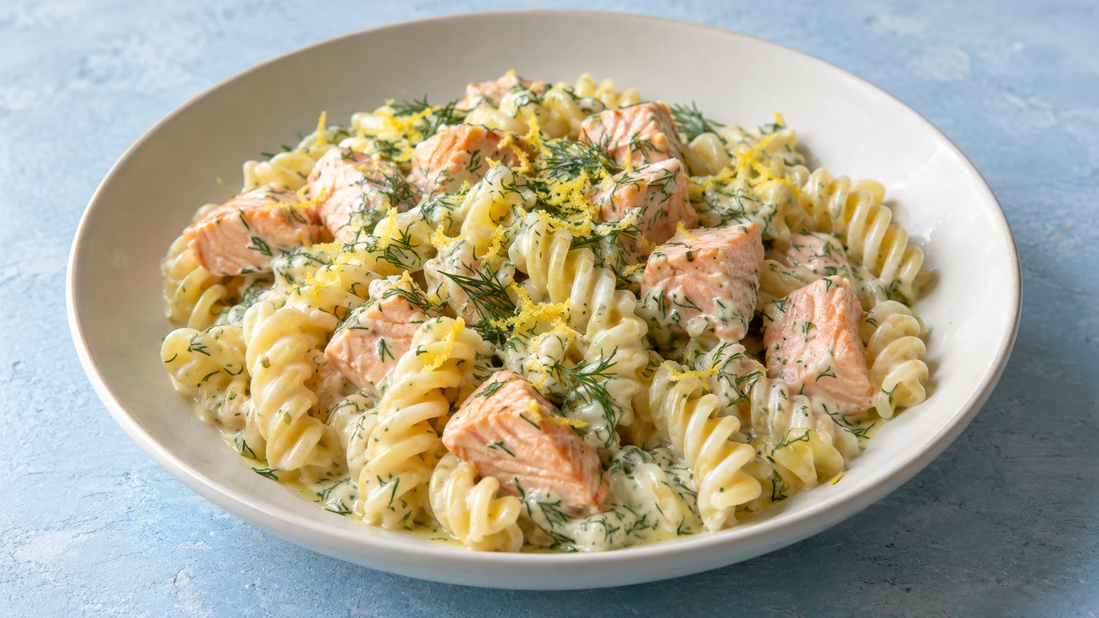 Fusilli con dados de salmón cocinado, salsa clara de nata, eneldo y ralladura de limón.