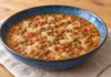 Lentejas y arroz blanco en caldo de tomate y cebolla, servidos en un cuenco azul.