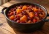 Chili de alubias y calabaza Cazuela de alubias rojas y dados de calabaza con pimiento y salsa espesa de tomate.