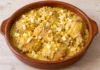 Pollo en salsa amarilla de almendras y azafrán con huevo cocido picado.