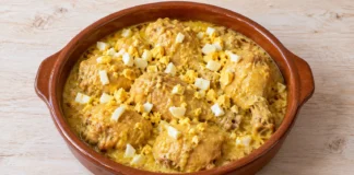 Pollo en pepitoria Pollo en salsa amarilla de almendras y azafrán con huevo cocido picado.