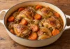 Pollo dorado con rodajas de zanahoria y cebolla en salsa ámbar.